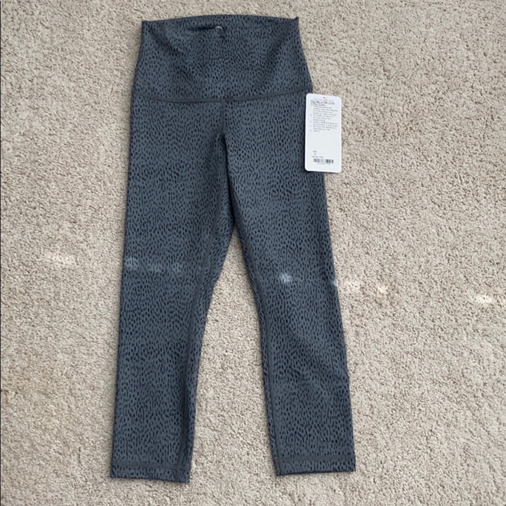 Lululemon crop capris black grey size 4 NEW